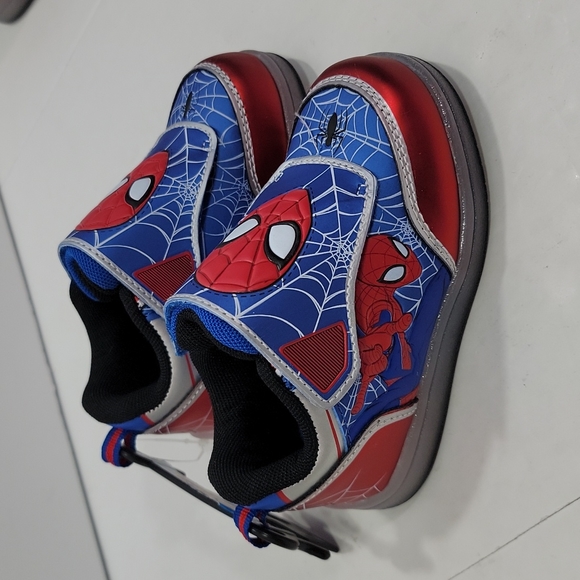 Marvel Other - Boy's Spiderman Light-up Sneakers- size 7